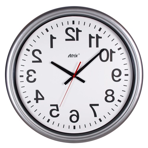 Srebrny gigant chodzący do tyłu