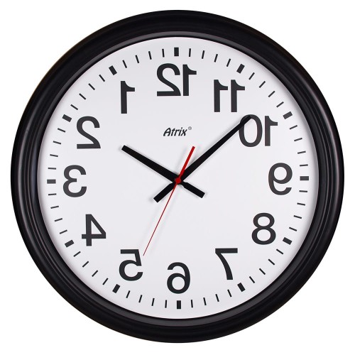 Czarny gigant chodzący do tyłu