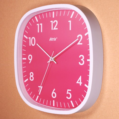 Biały zegar z różową tarczą