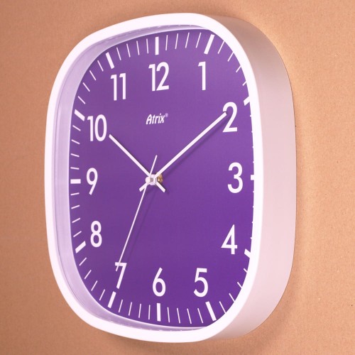 Biały zegar z fioletową tarczą