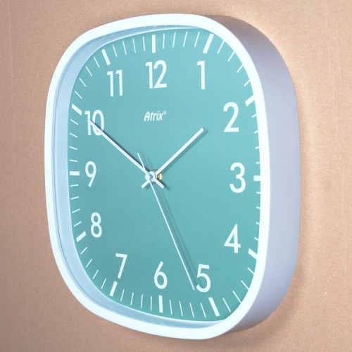 Biały zegar z zieloną tarczą