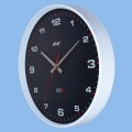 Biały zegar sterowany przez bluetooth