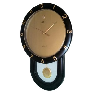 Zegar z wahadłem ze złotą tarczą