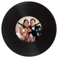 Zegar na płycie grającej wskazówki czarne