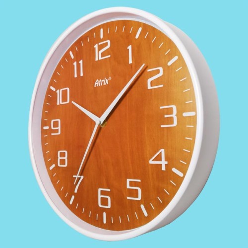 Biały zegar z drewnopodobną tarczą