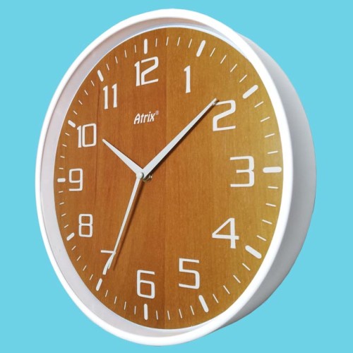 Biały zegar z drewnianą tarczą