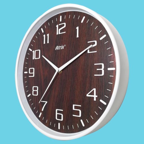 Biały zegar z drewnianą tarczą