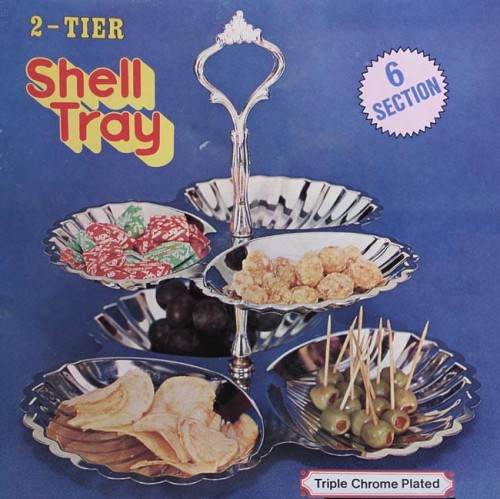 Stojak z metalowymi tacami