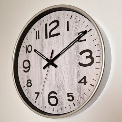 Srebrny zegar z tarczą stare drewno