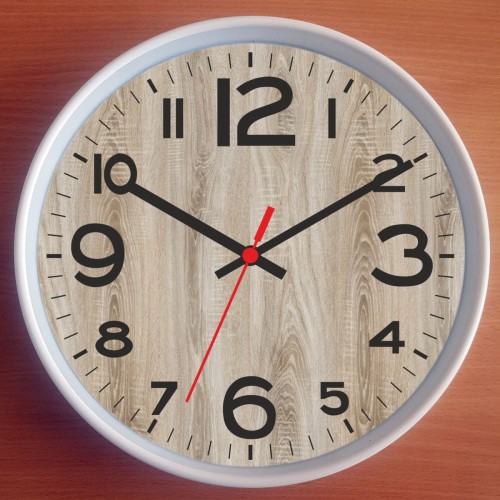 Biały zegar z tarczą rustykalną