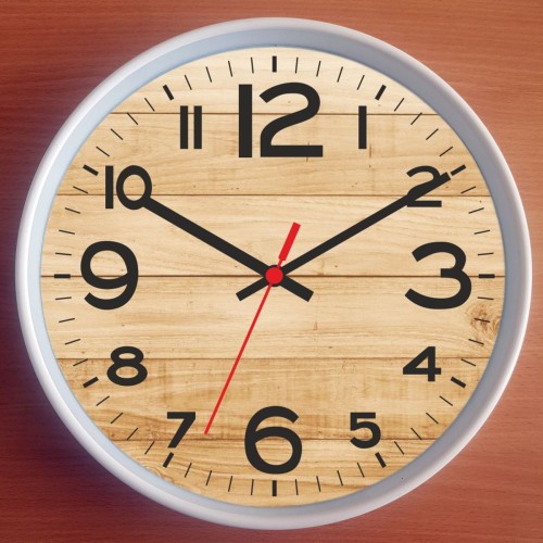 Biały zegar z tarczą stara jabłoń