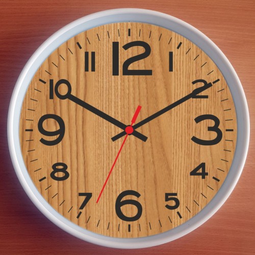 Biały zegar z tarczą ze słojami dębu