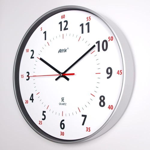 duży zegar chodzący do tyłu