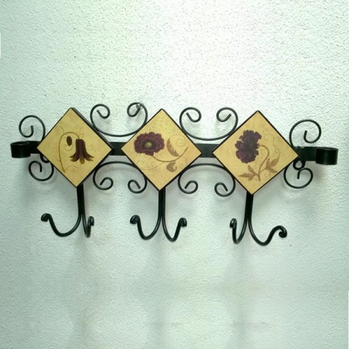 metalowy wieszak z ozdobnymi kwiatami